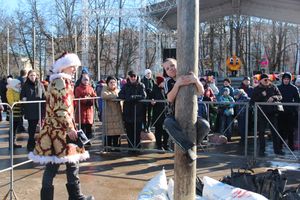 В Великих Луках широко отметили Масленицу (ФОТО)