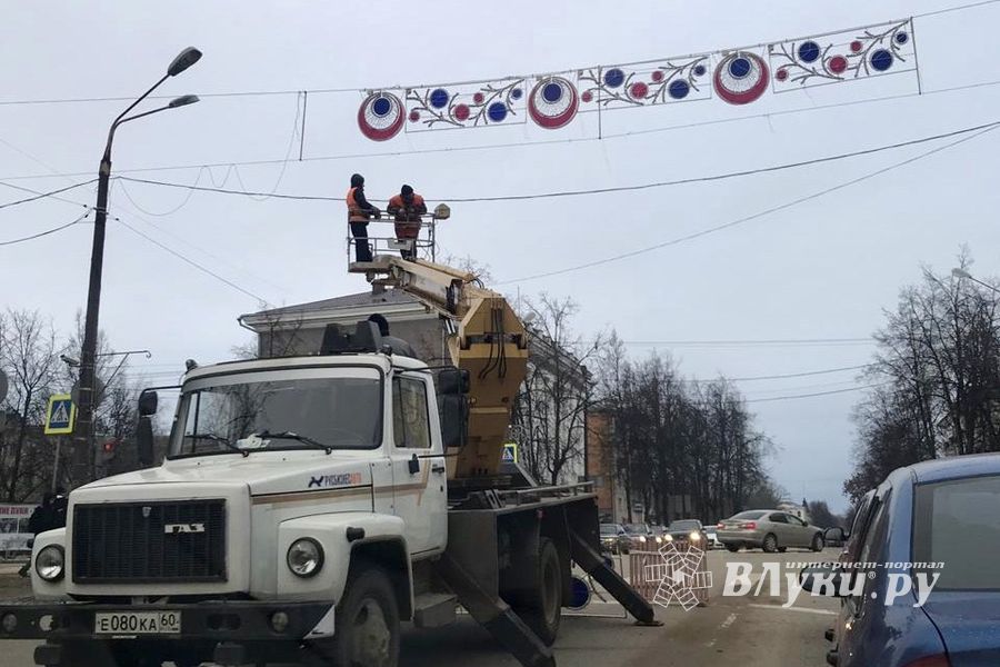 Фотофакт: городские службы вешают световые гирлянды
