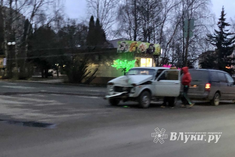 Нива «обняла» столб на Калинина (ФОТО)
