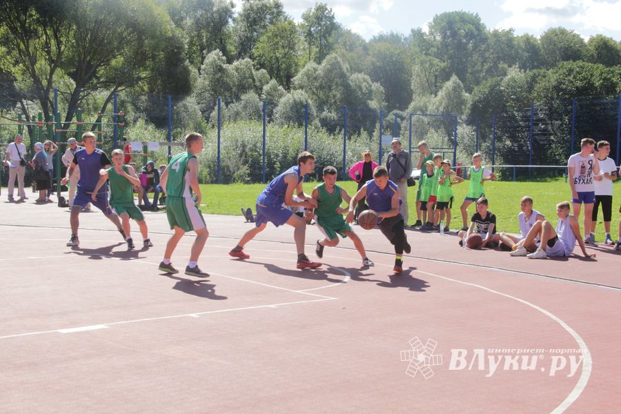 «Оранжевый мяч» в Великих Луках в День физкультурника (ФОТО)