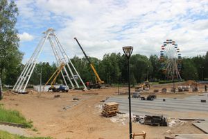Ноги будущего колеса обозрения обрастают лучами (ФОТО)