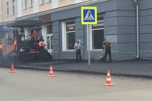 На ул. Некрасова в Великих Луках появился новый асфальт, на здании городской администрации — штукатурка (ФОТО)