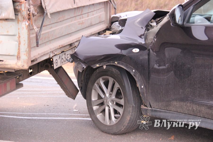 На выезде из Великих Лук произошло серьёзное ДТП (ФОТО)