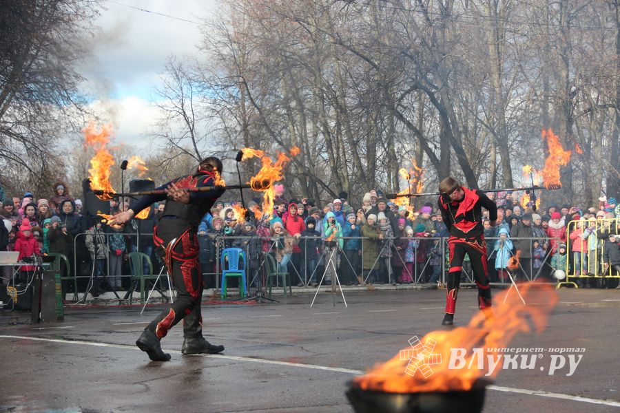 Масленичные гуляния прошли в Великих Луках (ФОТО)