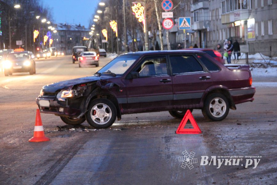 В Великих Луках столкнулись Ауди и ВАЗ (ФОТО)
