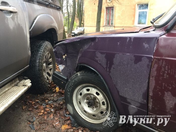 В Великих Луках, на ул. Заслонова, произошло ДТП с тремя автомобилями (ФОТО)