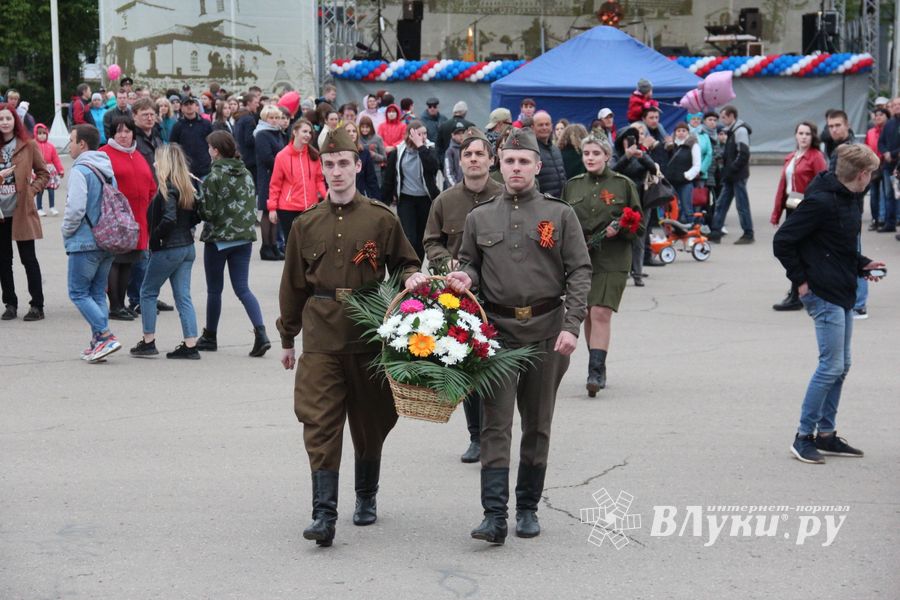 В Великих Луках прогремел праздничный салют в честь Дня Победы (ФОТО)
