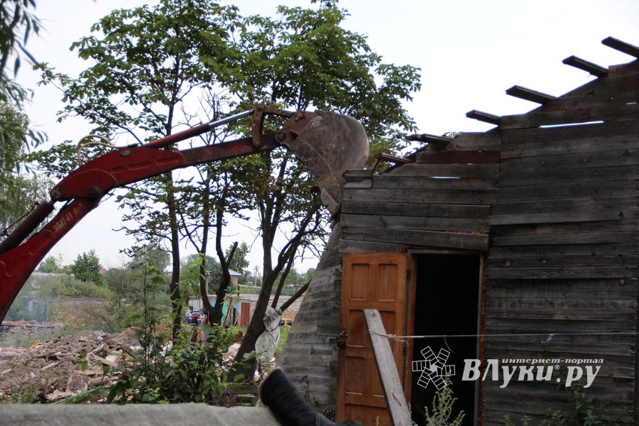 Великие Луки: ломать - не строить