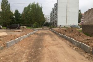 На ул. Гражданской ремонтируют въезд во двор (ФОТО)