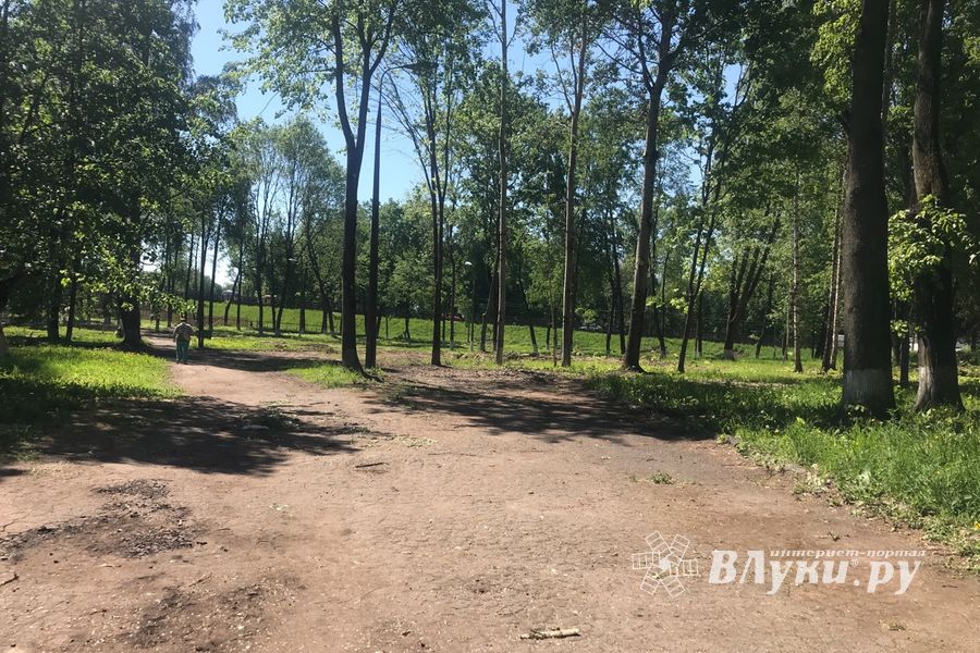 Очередной этап реконструкции парка в Великих Луках (ФОТО)