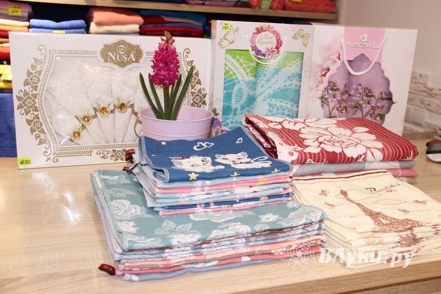 Кот Барон приготовил подарки для женщин