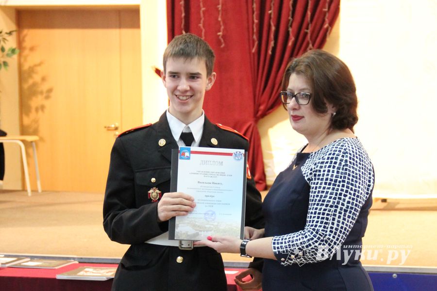 В Великих Луках наградили самых умных школьников 