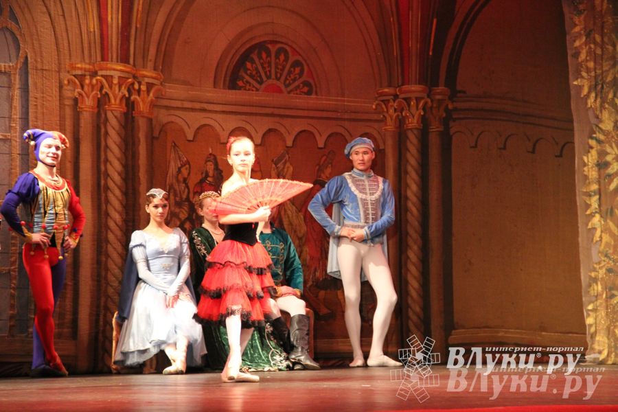 Московский театр «Корона Русского Балета» представил великолучанам балет «Лебединое озеро»
