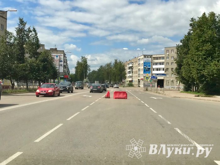 В центре Великих Лук на дороге провалился асфальт (ФОТО)