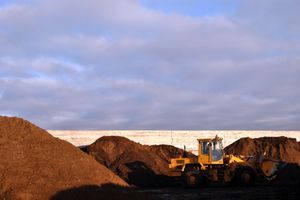 Разработка и добыча торфа ведется на месторождении «Гальский мох» с применением современной специальной техники.