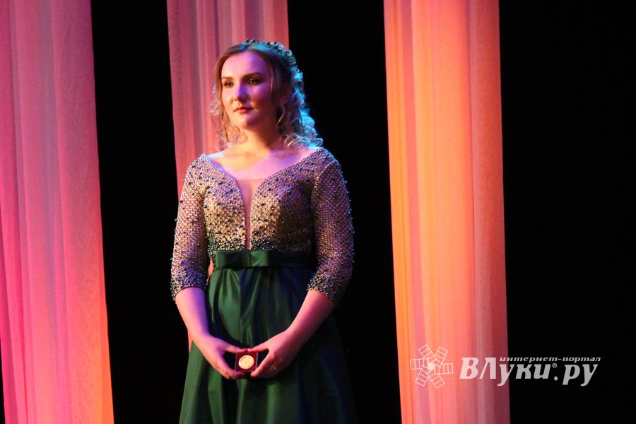 В Великих Луках выпускникам вручили медали «За особые успехи в учении» (ФОТО)