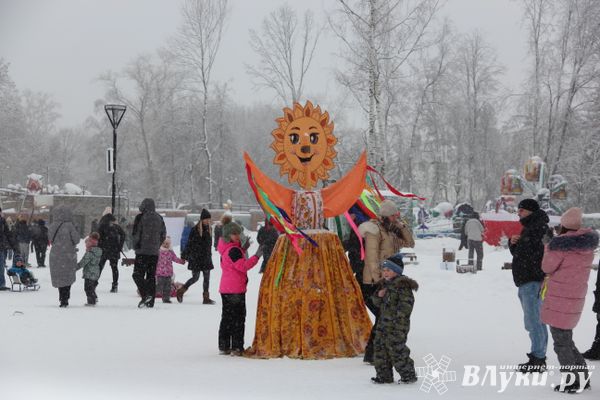 В Великих Луках прошел праздник Масленицы (ФОТО)