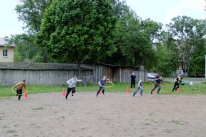 Ребята из пришкольных лагерей соревновались в «Весёлых стартах» (ФОТО)