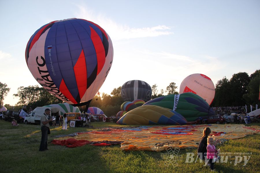 В Великих Луках открылась Международная юбилейная встреча воздухоплавателей (фото)