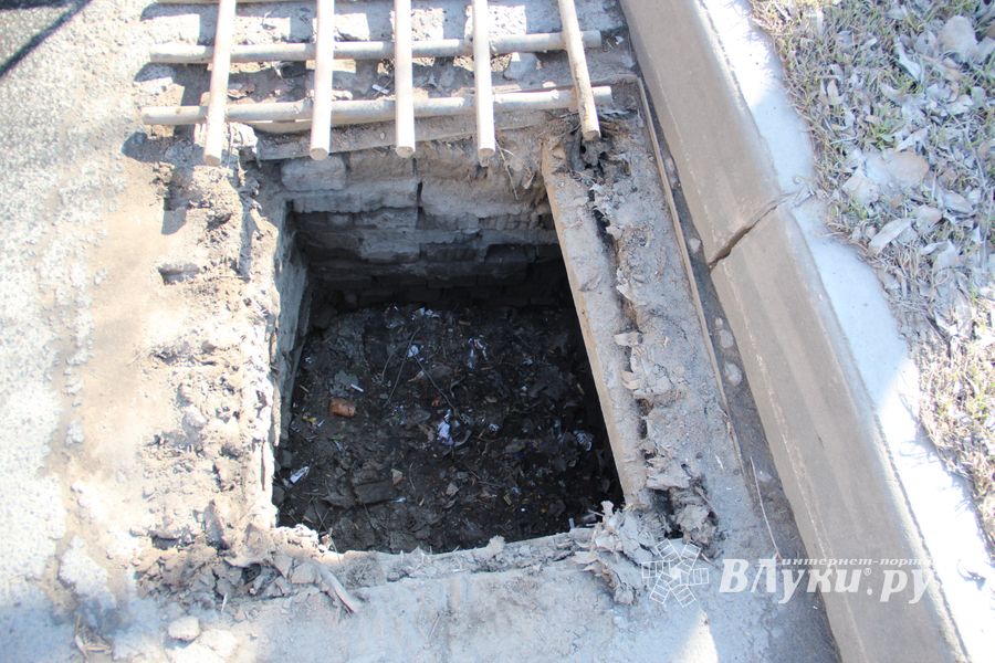 В Великих Луках прочищают «ливнёвку» (ФОТО)