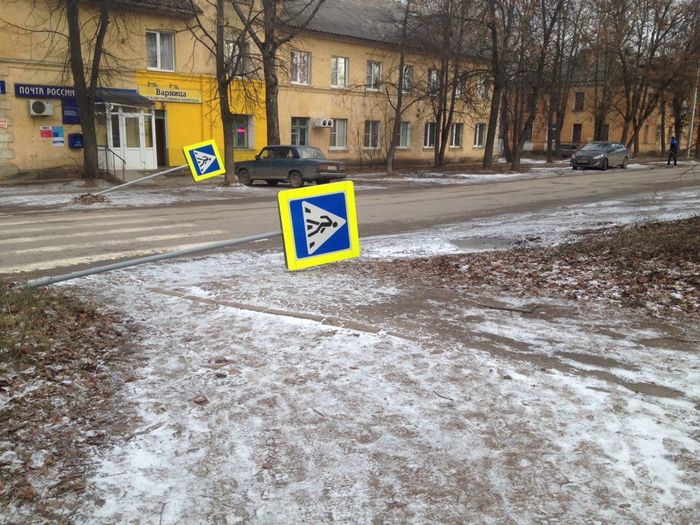 На улице Заслонова неизвестные сбили два дорожных знака (ФОТО)
