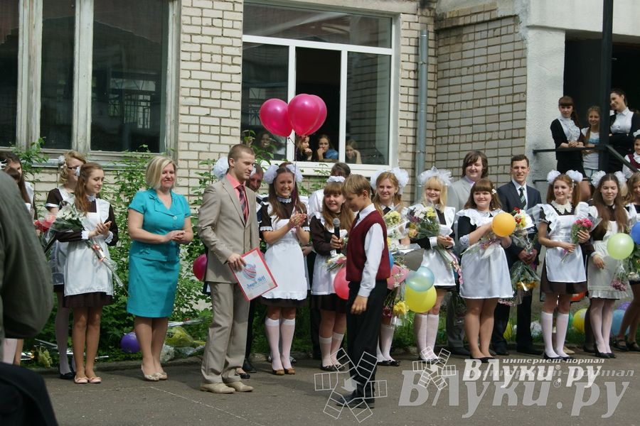 «Последний звонок» в школах Великих Лук