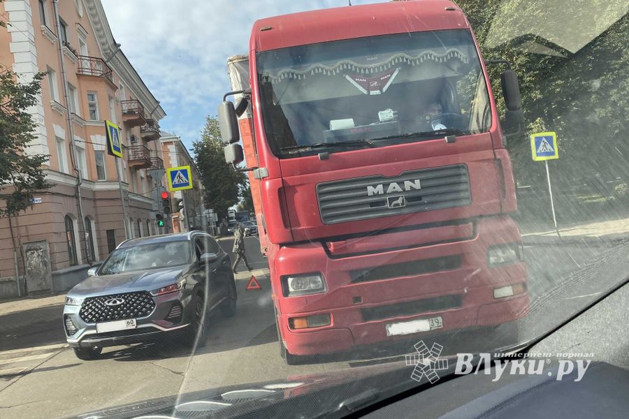 Ещё одно ДТП в Великих Луках заблокировало центр города (ФОТО)