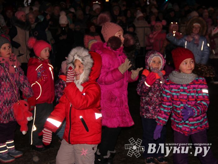 В Великих Луках зажгли Ёлку (ФОТО)