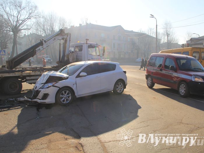 В Великих Луках столкнулись Мерседес и Мазда (фото)