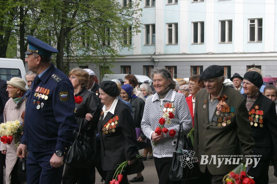 В Великих Луках прошел Военный парад