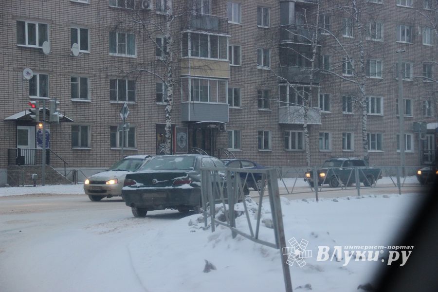 В Великих Луках на перекрестке бросили заглохший автомобиль (ФОТО)