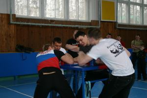 В соревнованиях по армрестлингу победили дети