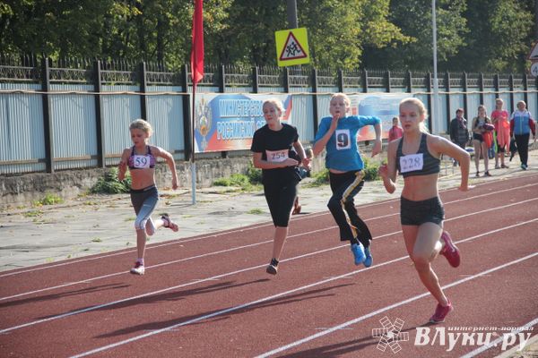 В Великих Луках проходят соревнования «Шиповка юных» (ФОТО)