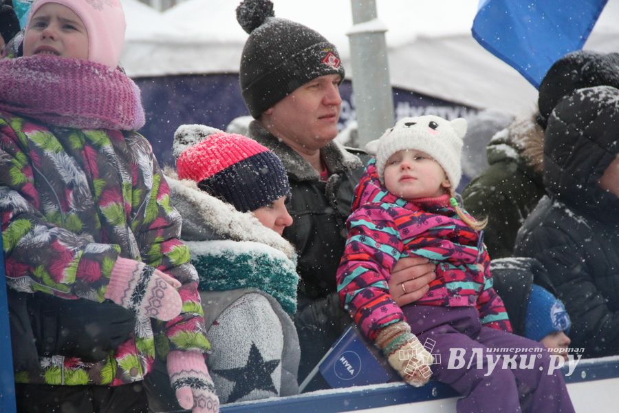 В Великих Луках появился новый каток (ФОТО)