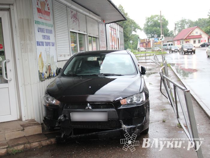 В Великих Луках автомобиль протаранил ограждение и «припарковался» на остановке (ФОТО)