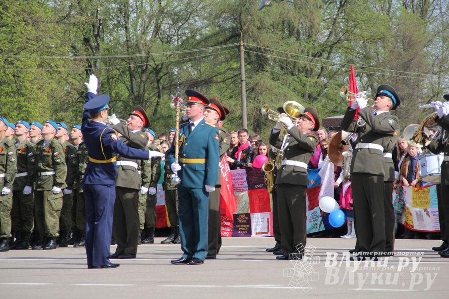 Парад Победы в Великих Луках (фото)