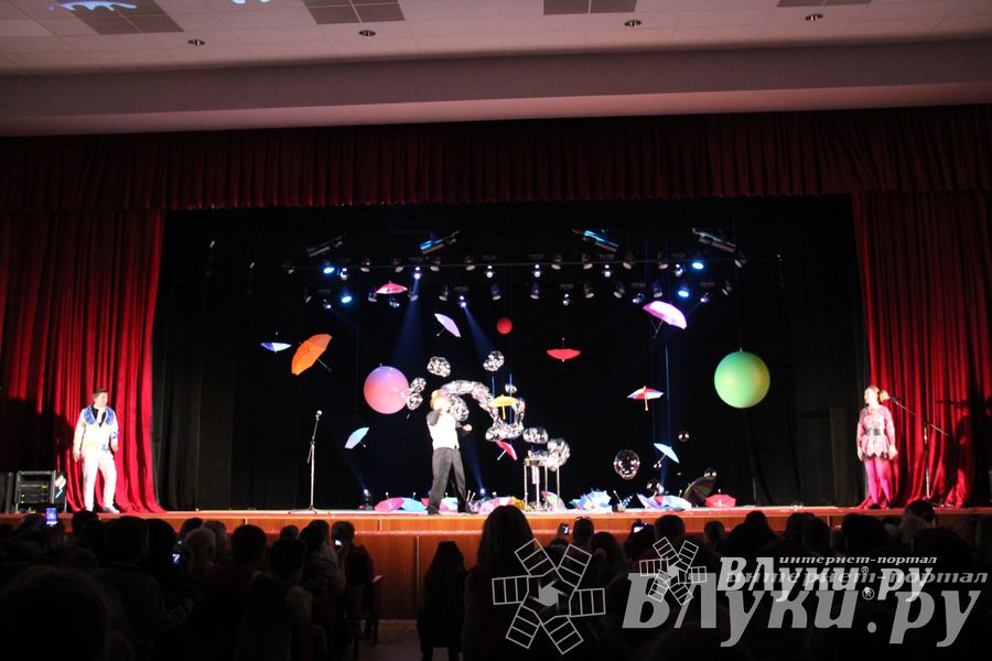 Шоу магических зонтиков и мыльных пузырей увидели юные великолучане