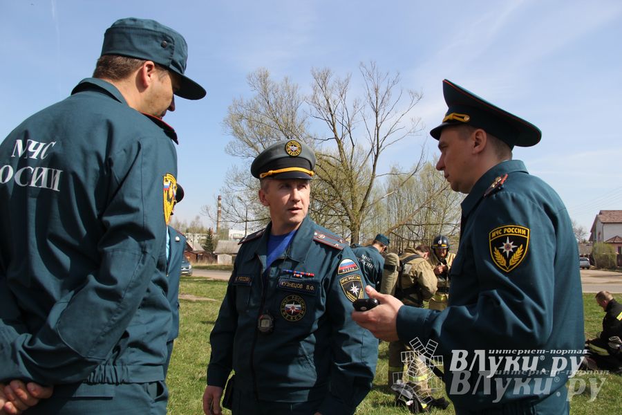В Великих Луках прошли соревнования пожарных расчетов