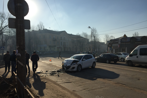 В Великих Луках столкнулись Мерседес и Мазда (фото)