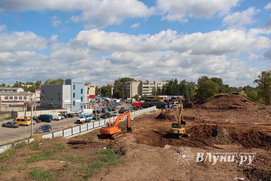  На месте строительства путепровода ведутся работы (фото)