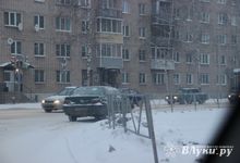 В Великих Луках на перекрестке бросили заглохший автомобиль (ФОТО)