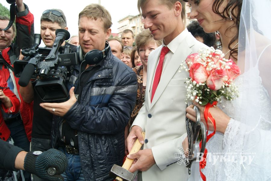 Торжественное открытие парковой скульптуры «Кресло влюбленных»