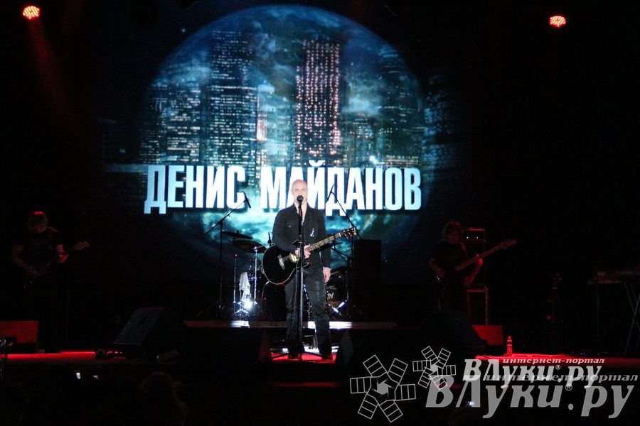 В Великих Луках состоялся концерт Дениса Майданова