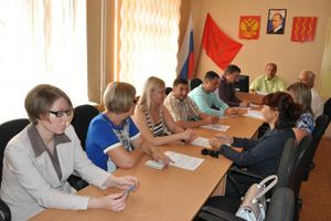 Заслуженному работнику физической культуры РФ В. Н. Андрееву вручено удостоверение депутата великолукской городской думы (фото)