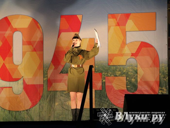 Праздничным концертом и салютом завершились празднования Дня Победы в Великих Луках (фото)