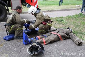 В Великих Луках прошли областные соревнования среди пожарных по спасению пострадавших