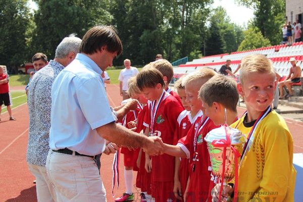 Юные футболисты из Калининграда стали победителями турнира «Локобол» в Великих Луках (фото)