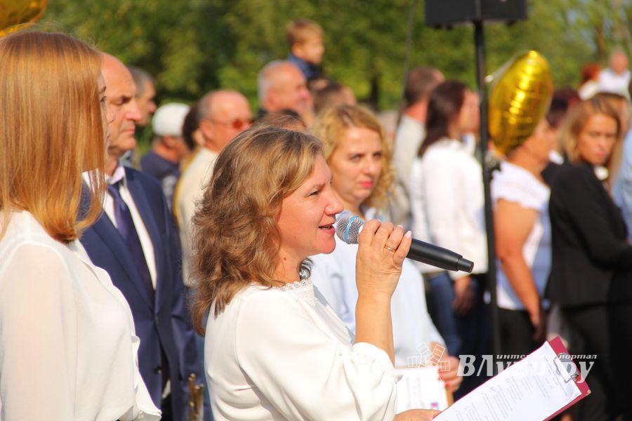 1 сентября в школах Великих Лук прошли Торжественные линейки (ФОТО)