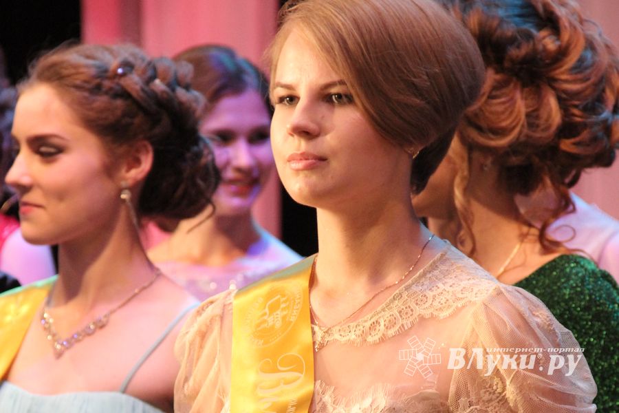 В Великих Луках выпускникам вручили медали «За особые успехи в учении» (ФОТО)