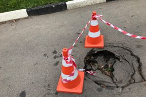 Опасность под колёсами: Великие Луки поглотит канализационная пучина? (ФОТО)